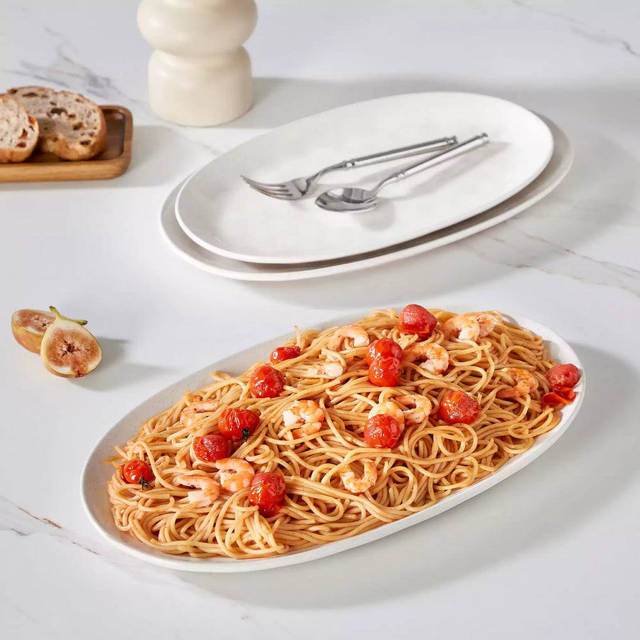 Choosing between rimmed and rimless serving platters for different foods, easy serving, and table presentation.