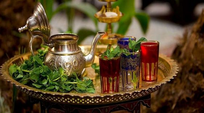 Para té de menta marroquí: una comparación de porcelana y porcelana china de hueso