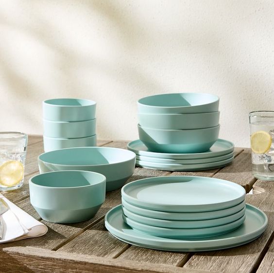 Modern Round Melamine Outdoor 16-Piece Dinnerware Set In Vibrant Blue