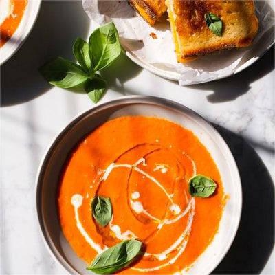 Paarung Porzellan Suppen teller mit verschiedenen Arten von gerösteten Tomaten