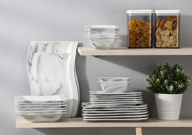 Comparison of porcelain vs stoneware dinnerware, covering weight, durability, heat retention, style, care, and family-friendly use.