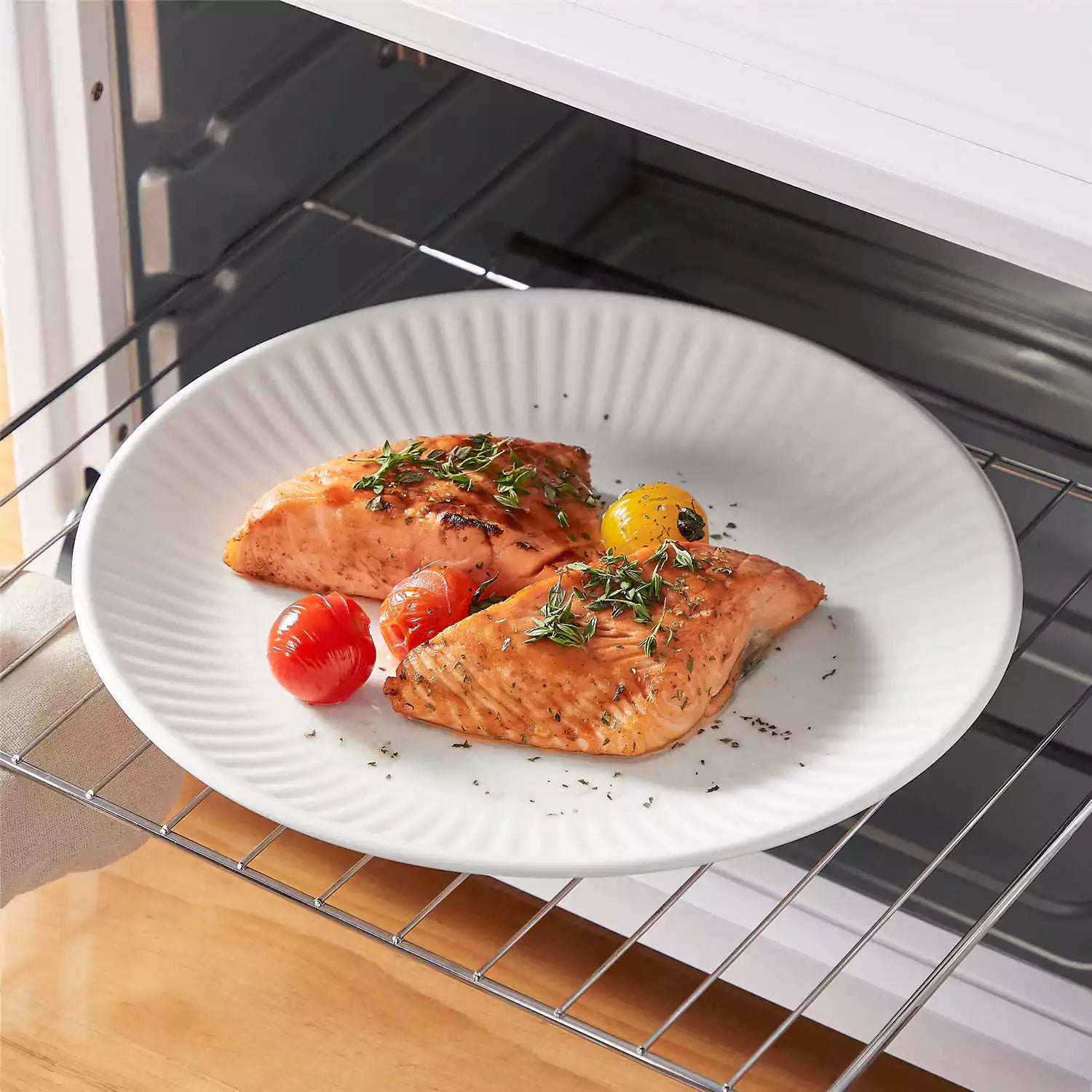 Guide to dinnerware dimensions for microwave and dishwasher, including plate size and bowl fit tips