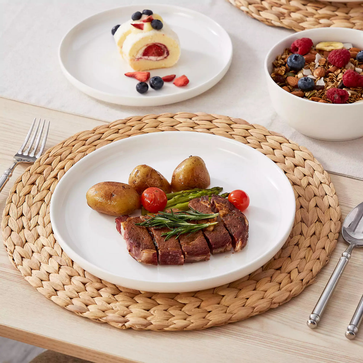 How to plate steak like a chef using white porcelain dinner plates for restaurant-style presentation