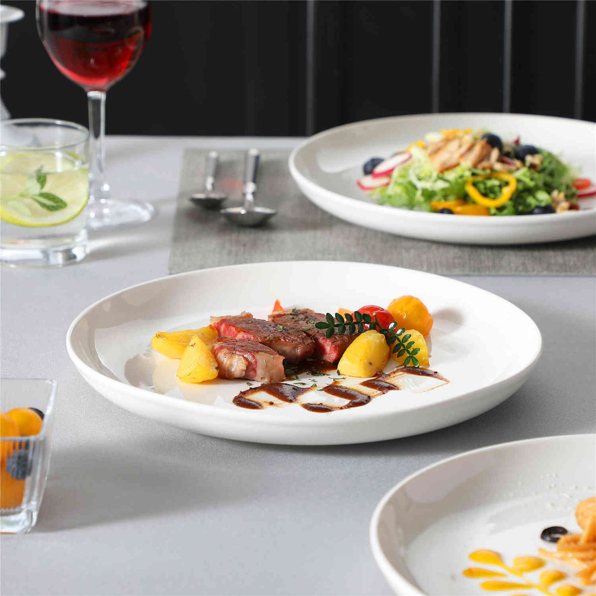 Elevating Your Valentine's Day: A Guide to Porcelain Dinnerware and Festive Table Settings