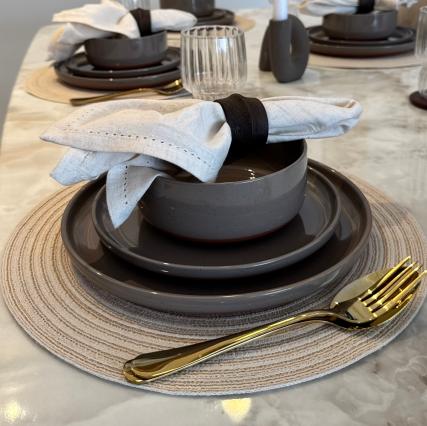 Smart dinnerware storage tips to protect porcelain and chip resistant dinnerware, keeping your plates and bowls organized and damage-free.