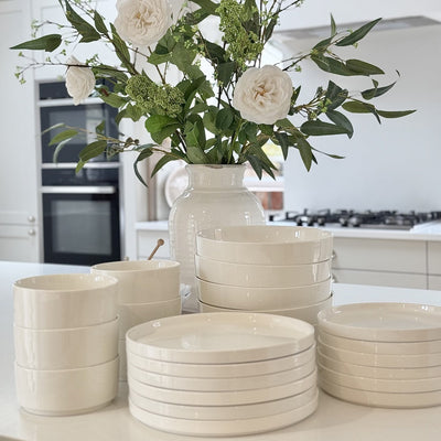 Shape Your Dining Experience: Choosing Between Straight and Curved Dinnerware