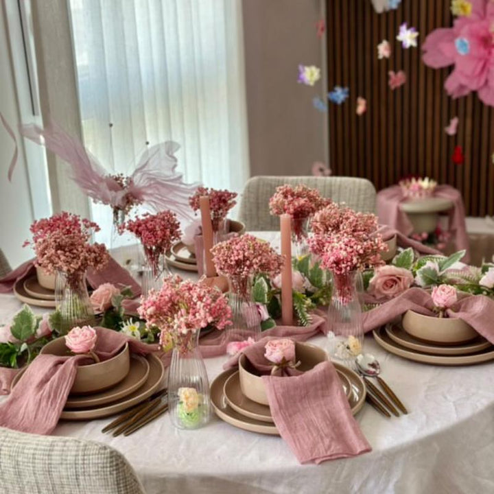 A guide for newlyweds choosing essential dinnerware sets, comparing materials like porcelain and ceramic and recommending practical pieces for daily use and hosting.