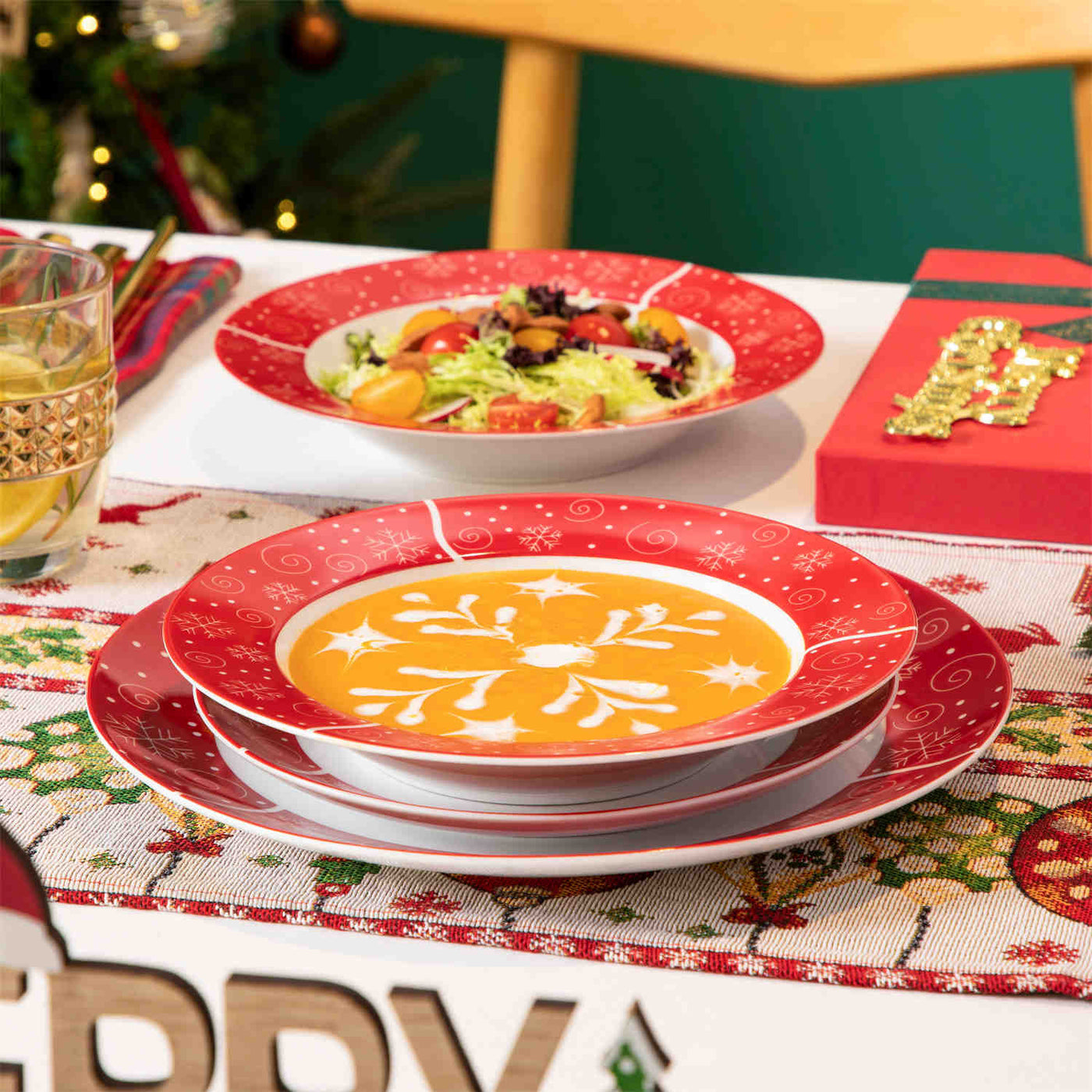 MALACASA Christmastree 18-Piece Dinnerware Set features exquisite Christmas tree motifs on fine porcelain. Perfect for holiday feasts and family gatherings, this enchanting set enhances your festive table setting, creating a warm and joyful atmosphere for memorable celebrations.