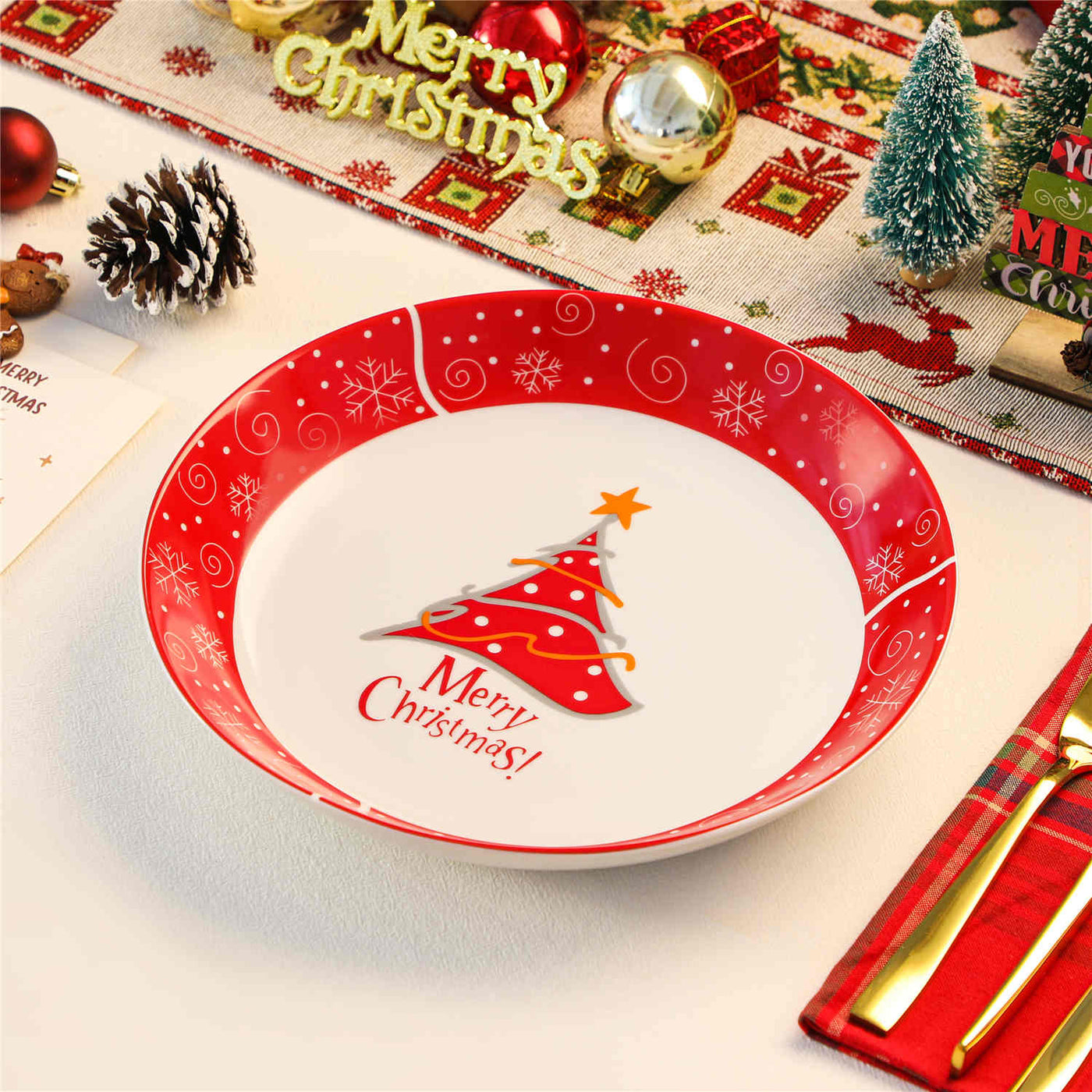 MALACASA Set of 4 Christmastree pasta bowls in fine porcelain, adorned with a cheerful Christmas tree design, perfect for serving festive pasta dishes during holiday celebrations.