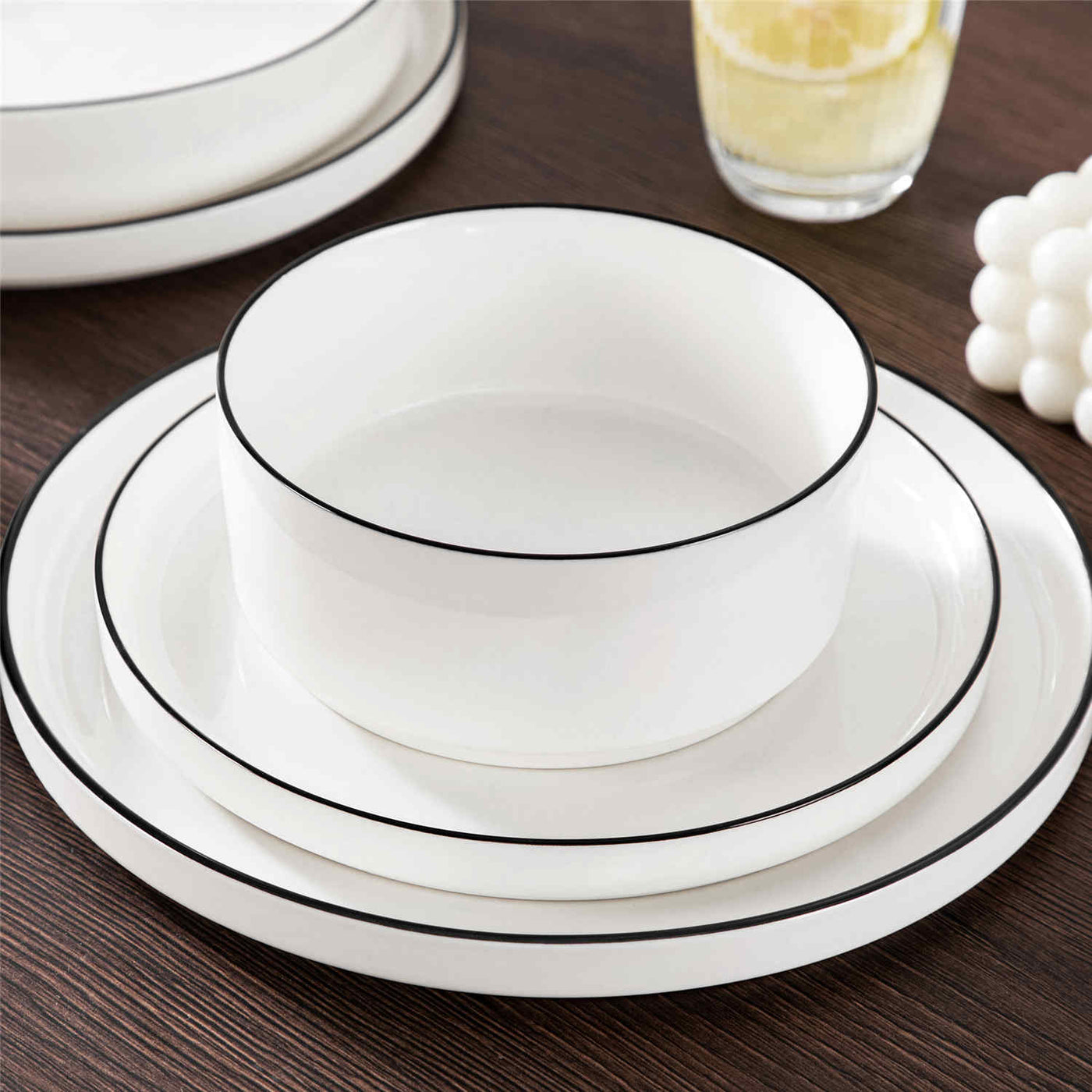 MALACASA Leah 16-Piece Porcelain Dinnerware Set, Service for 4, includes Plates, Pasta Bowls, and Cereal Bowls. Perfect for elevating family meals or entertaining guests with a touch of sophistication.Black Trim#color_black-trim