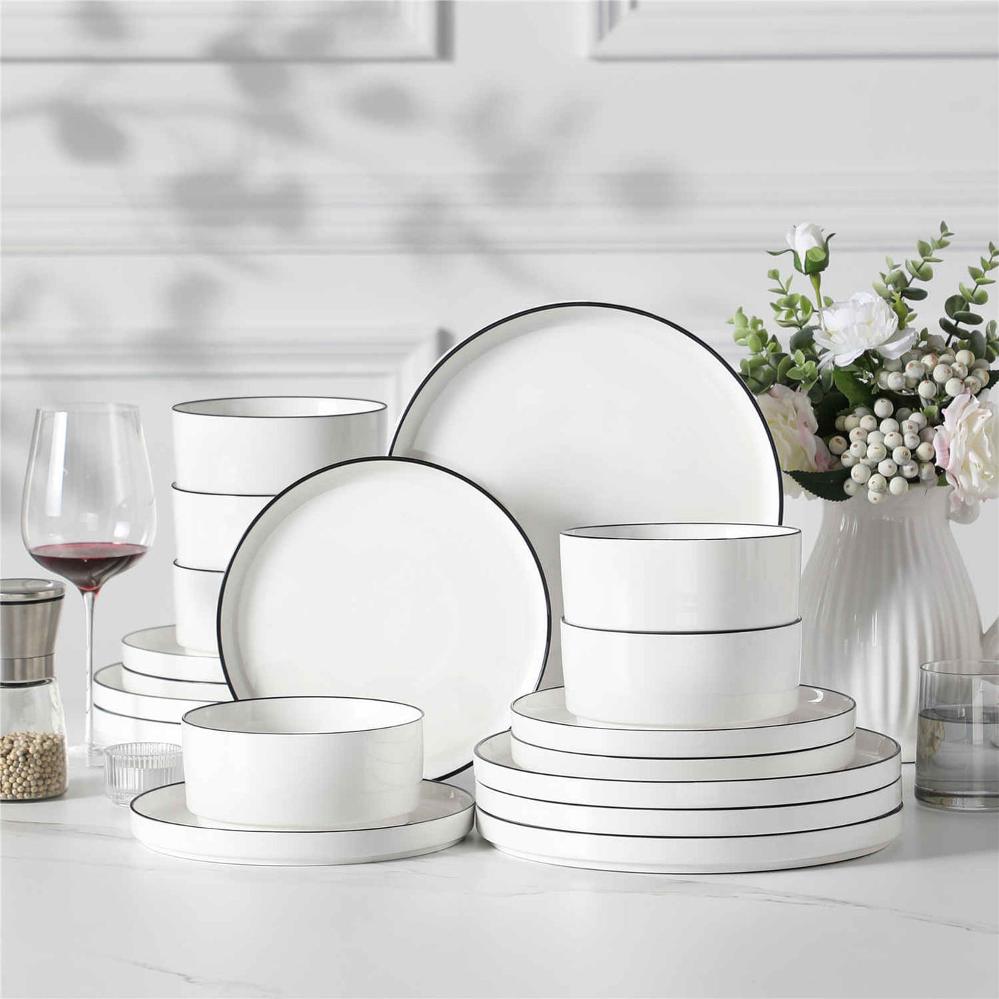 MALACASA Leah 18-Piece Porcelain Dinnerware Set – For Six, Featuring Modern Round Design and Clean Lines. Includes Plates and Bowls for a Timeless Look - Black Trim#color_black-trim