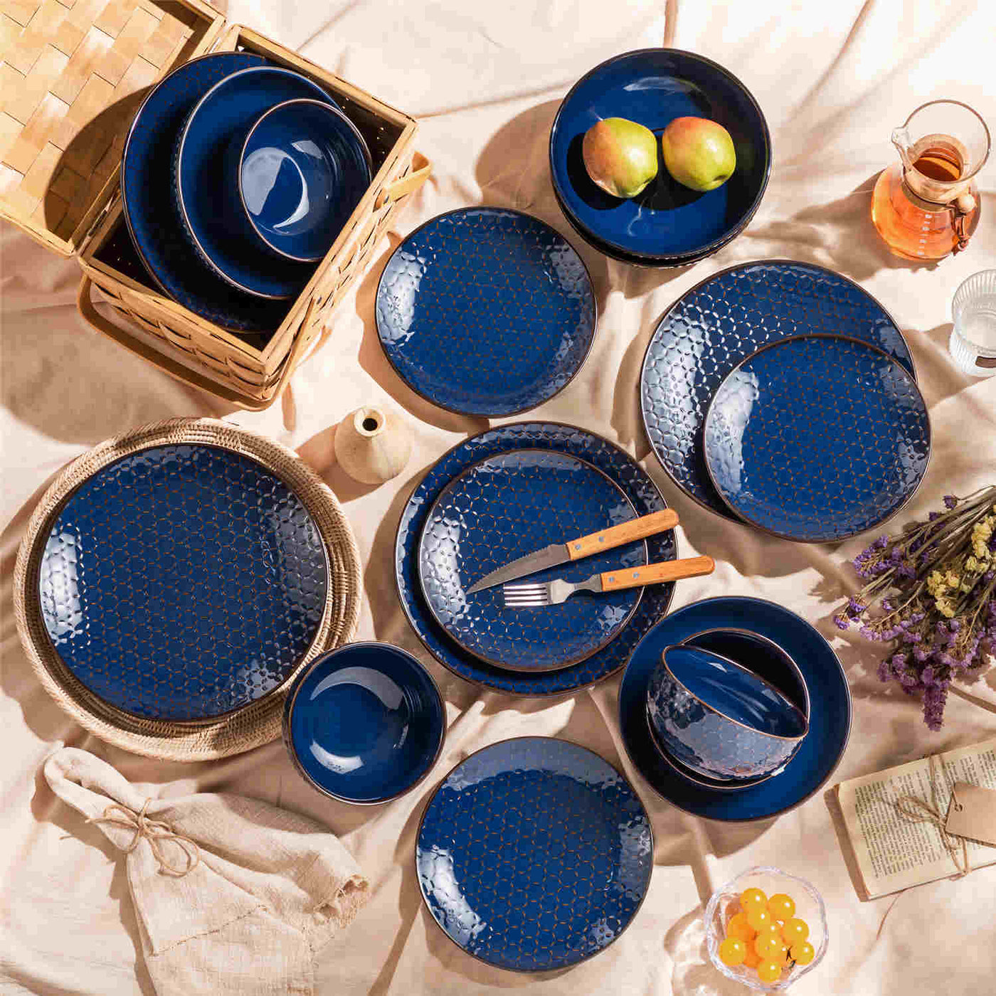 MALACASA exquisite Lydia 16-piece deep starry blue dinnerware set with hexagonal relief design, elegantly serving roasted chicken, oatmeal, and velvety mushroom soup for a refined table setting - Hexagonal Relief#pattern_hexagonal-relief