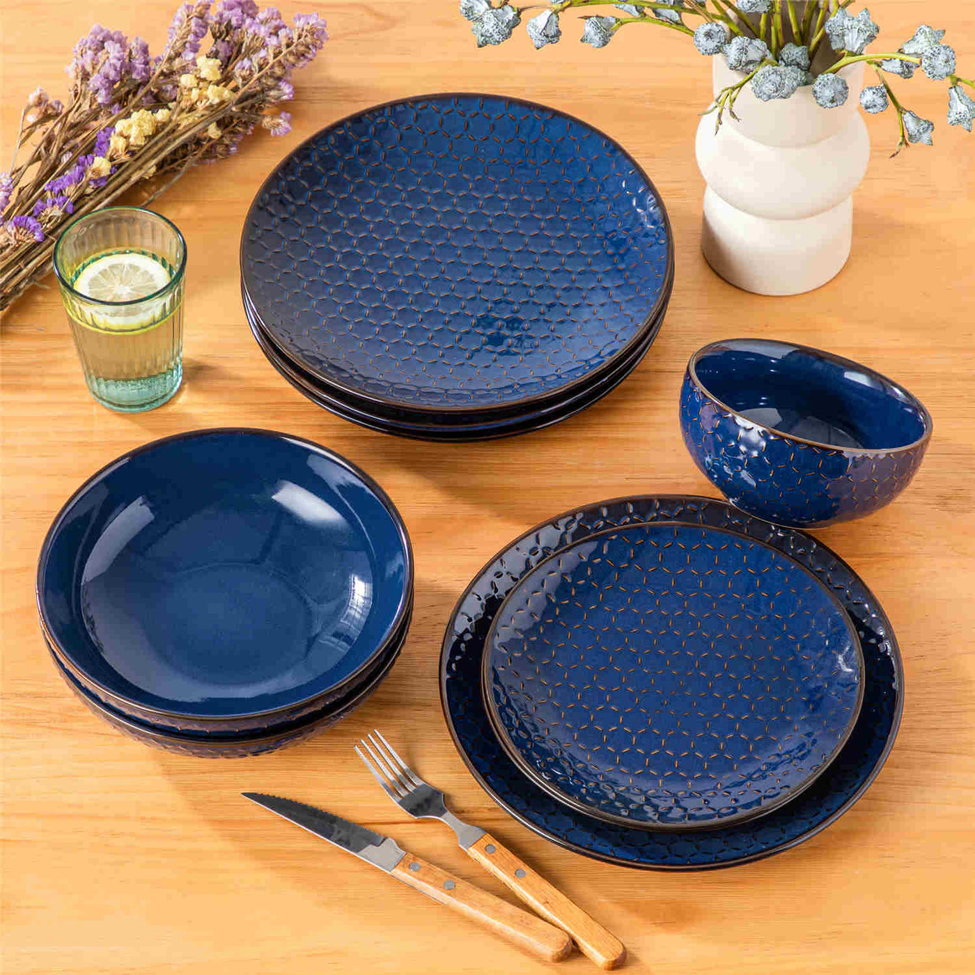 MALACASA exquisite Lydia 16-piece deep starry blue dinnerware set with hexagonal relief design, elegantly serving roasted chicken, oatmeal, and velvety mushroom soup for a refined table setting - Hexagonal Relief#pattern_hexagonal-relief