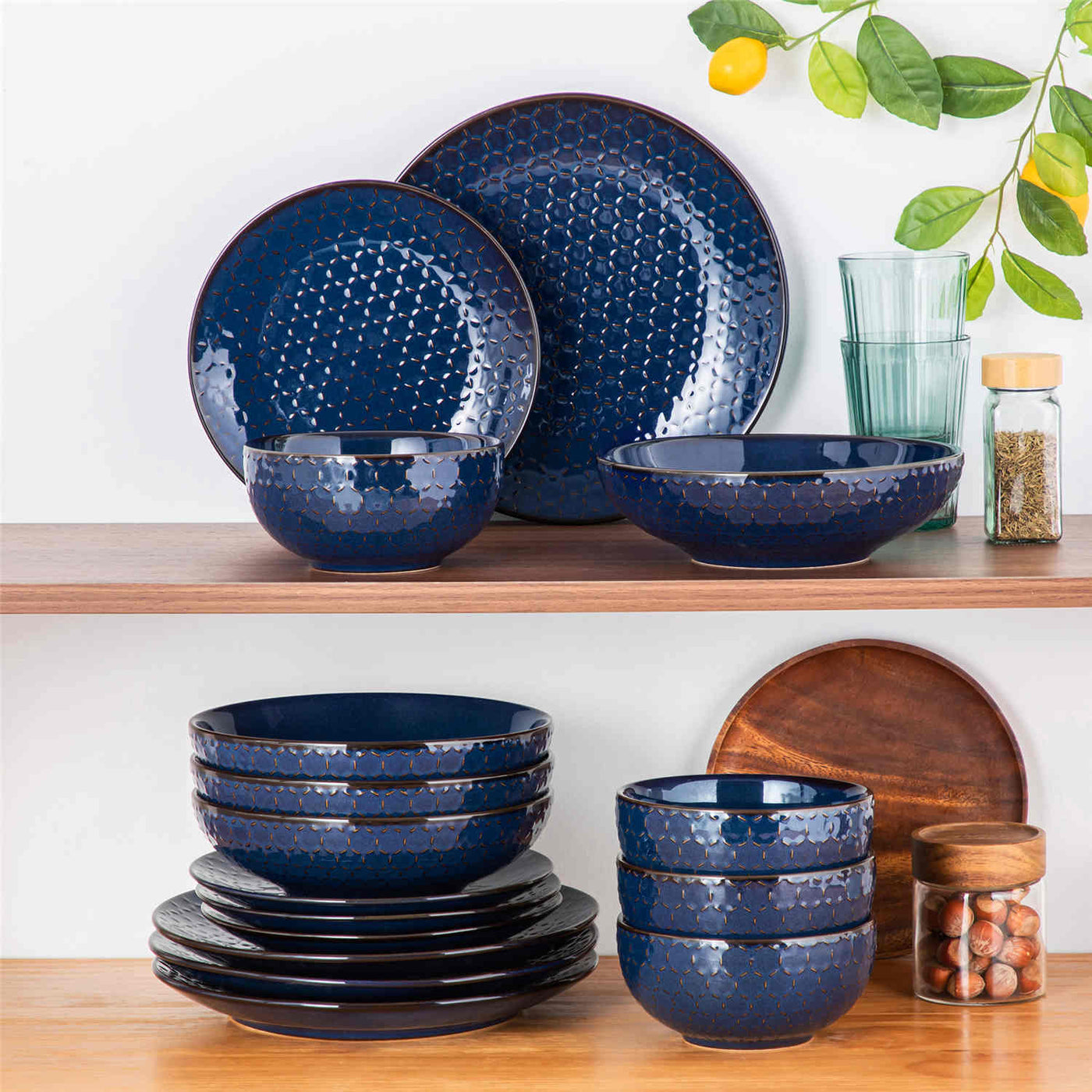 MALACASA exquisite Lydia 16-piece deep starry blue dinnerware set with hexagonal relief design, elegantly serving roasted chicken, oatmeal, and velvety mushroom soup for a refined table setting - Hexagonal Relief#pattern_hexagonal-relief