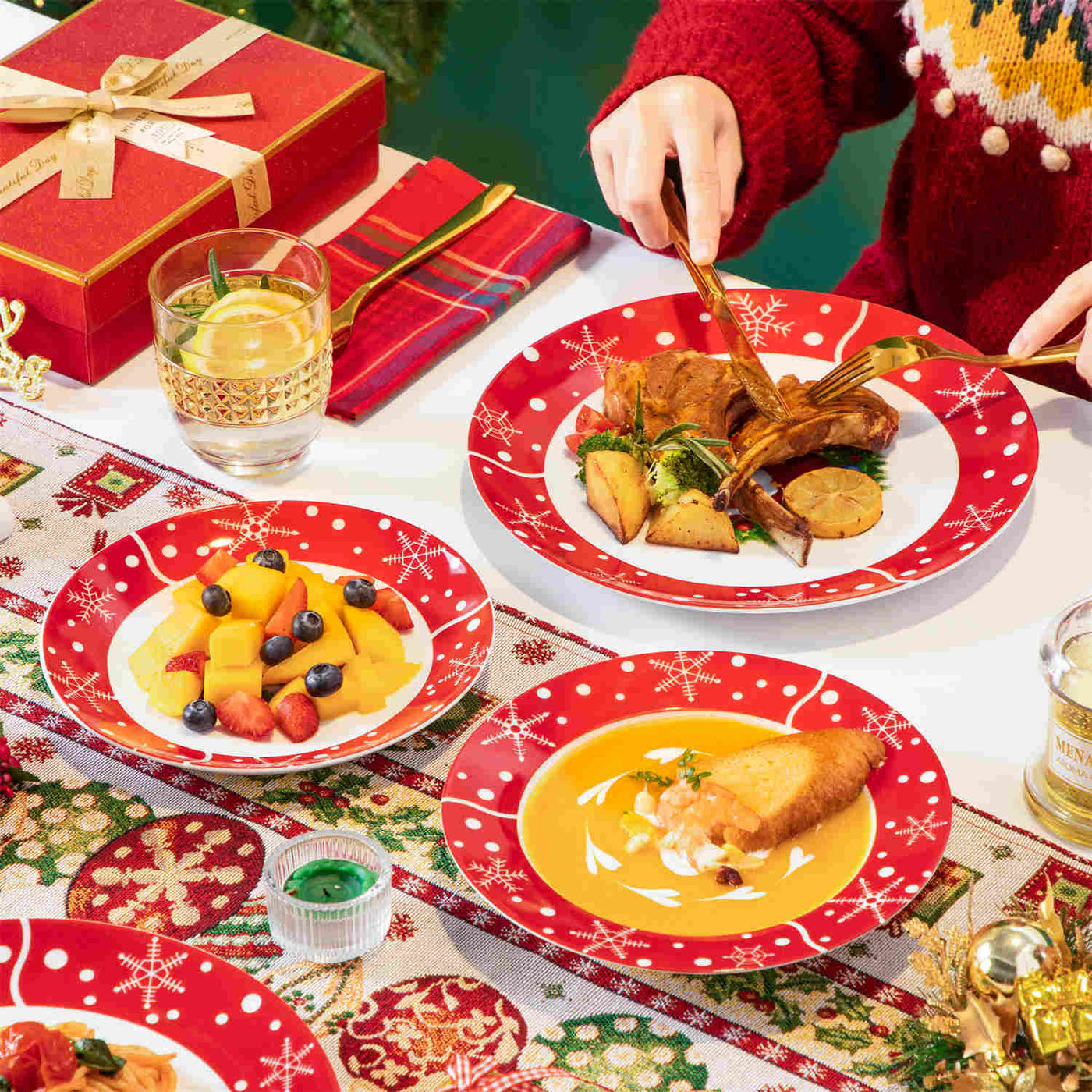 MALACASA Santaclaus 18-Piece Porcelain Dinnerware Set, Featuring a Cheerful Santa Claus Design, Ideal for Holiday Celebrations.