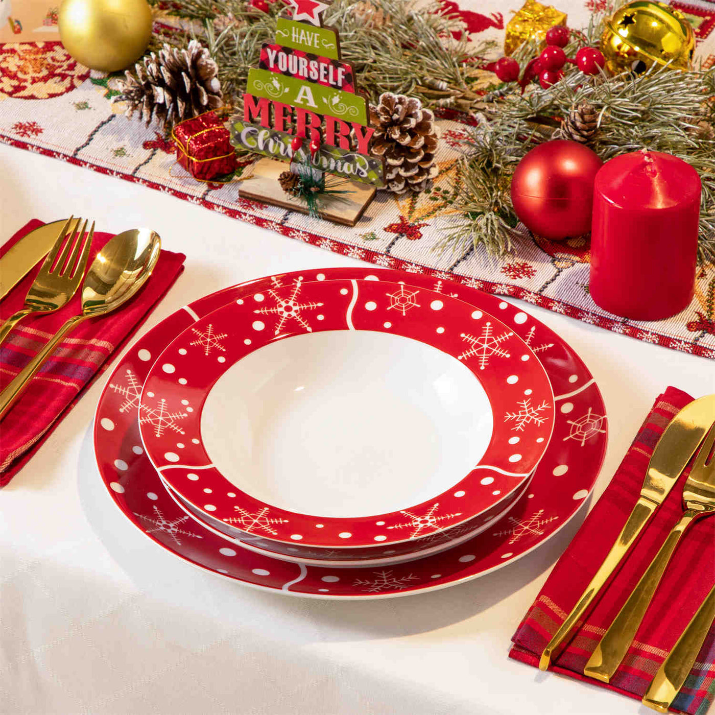 MALACASA Santaclaus 18-Piece Porcelain Dinnerware Set, Featuring a Cheerful Santa Claus Design, Ideal for Holiday Celebrations.