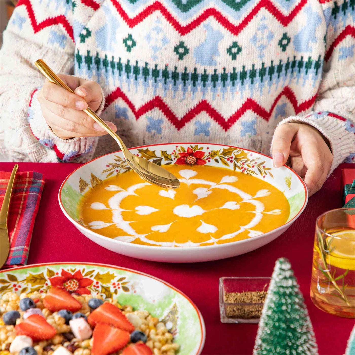 MALACASA Porcelain Christmas Reindeer Sleigh Pasta Bowls Set of 4, Classic Red and Green Holiday Theme, Ideal for Festive Table Settings, Xmas Home Decor, and Holiday Parties.